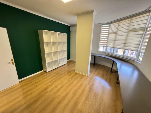 Tirane, jepet me qera zyre Kati 3, 72 m² 800 €