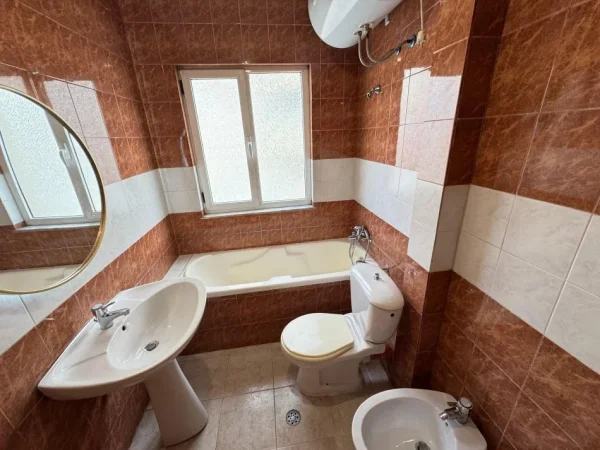 Tirane, jepet me qera zyre Kati 3, 72 m² 800 €