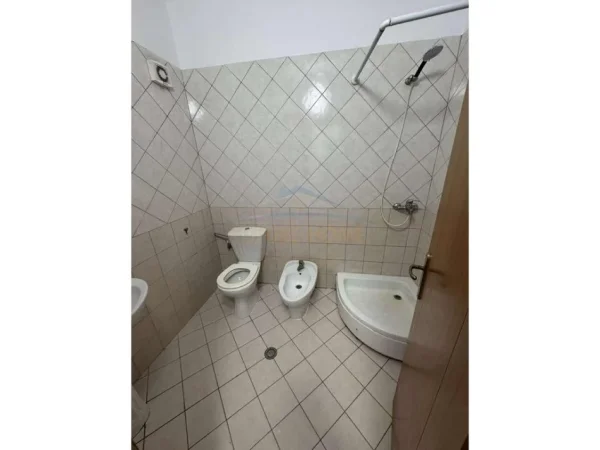 Tirane, jepet me qera apartament 2+1 Kati 5, 90 m² 370 € (Astir , Prane Viles L)
