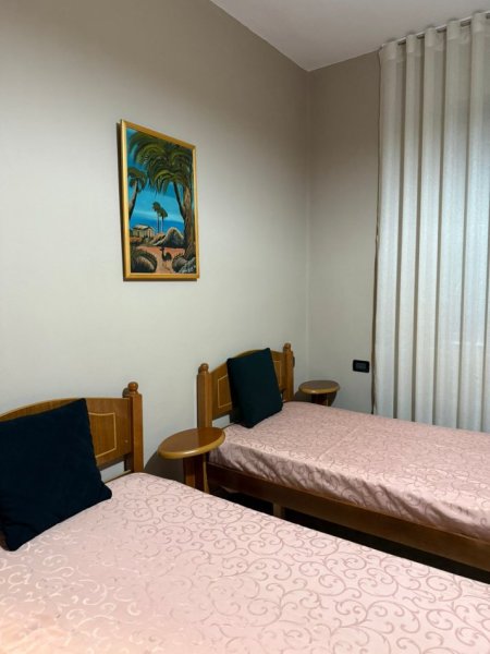 Tirane, jepet me qera Vile 2+1+Ballkon Kati 3, 130 m² 570 € (Kodra e Priftit/Rr.Paro Kita)