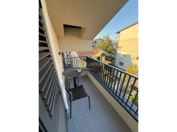 Tirane, jepet me qera Vile 3 Katshe Kati 3, 100 m² 900 € (Qytet Studenti)