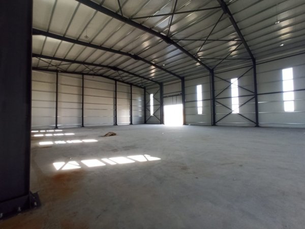 Tirane, jepet me qera magazine Kati 0, 500 m² 2.500 € (Autostrada Tirane-Durres)