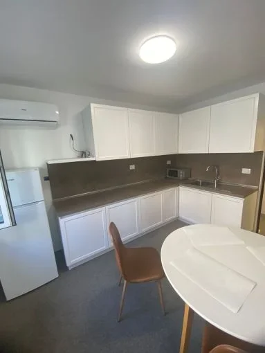 Tirane, jepet me qera apartament 2+1+Aneks+Ballkon Kati 1, 130 m² 1.800 € (rruga e durresit)