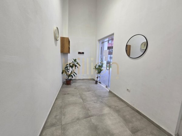 Tirane, jepet me qera ambjent biznesi , 55 m² 550 € (Rruga Barikadave)