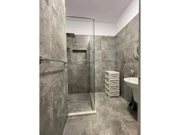 Tirane, jepet me qera apartament 1+1 Kati 10, 50 m² 700 € (Shkolla e kuqe)