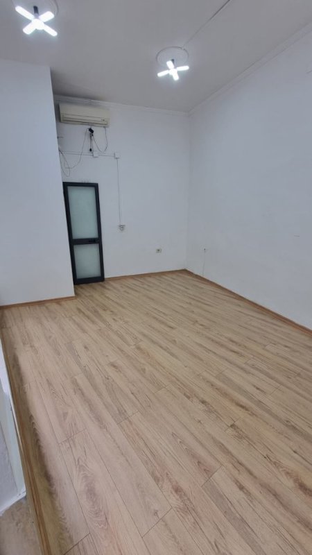 Jepet me Qira Dyqan 16 m² në Qender te Tiranes tek  Fortuzi, vetëm 10 metra nga Rruga Kryesore, Kati 0, 16 m² 400 €uro