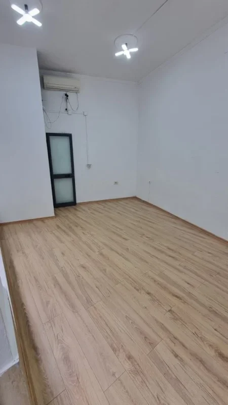 Jepet me Qira Dyqan 16 m² në Qender te Tiranes tek  Fortuzi, vetëm 10 metra nga Rruga Kryesore, Kati 0, 16 m² 300 €uro