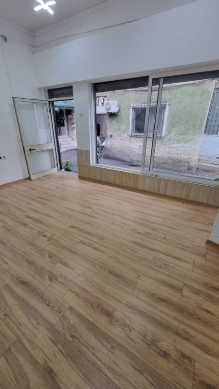 Jepet me Qira Dyqan 16 m² në Qender te Tiranes tek  Fortuzi, vetëm 10 metra nga Rruga Kryesore, Kati 0, 16 m² 400 €uro