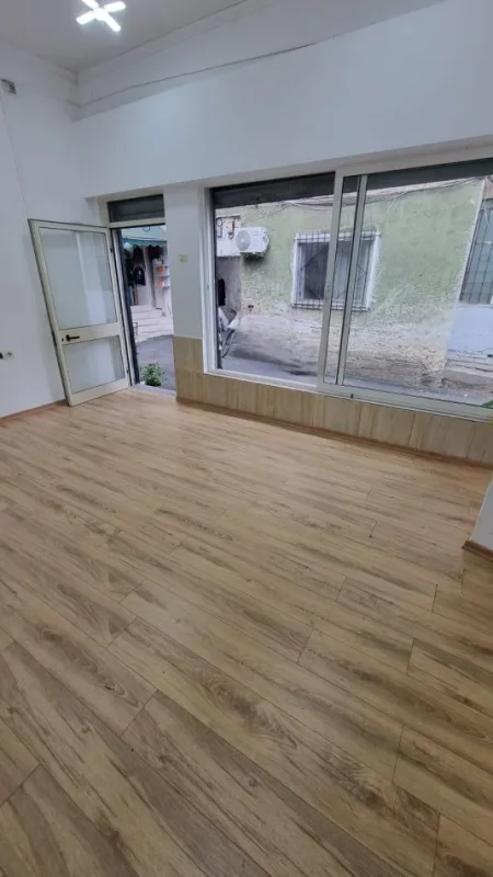 Jepet me Qira Dyqan 16 m² në Qender te Tiranes tek  Fortuzi, vetëm 10 metra nga Rruga Kryesore, Kati 0, 16 m² 300 €uro