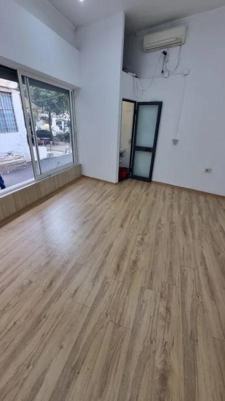 Jepet me Qira Dyqan 16 m² në Qender te Tiranes tek  Fortuzi, vetëm 10 metra nga Rruga Kryesore, Kati 0, 16 m² 300 €uro