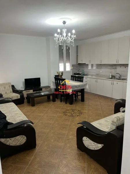 Vlore, jepet me qera apartament 2+1+Ballkon Kati 4, 95 m² 350 € (Rruga Sazani)