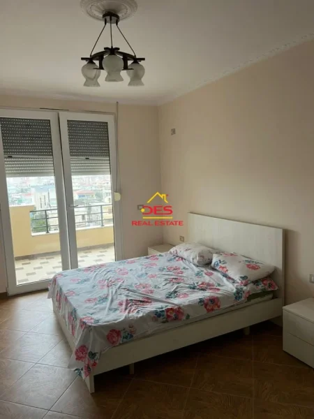 Vlore, jepet me qera apartament 2+1+Ballkon Kati 4, 95 m² 350 € (Rruga Sazani)