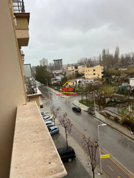 Vlore, jepet me qera apartament 2+1+Ballkon Kati 4, 95 m² 350 € (Rruga Sazani)