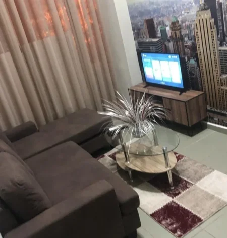 Tirane, jepet me qera 1+1 , 60 m² 500 € (pazari i ri)