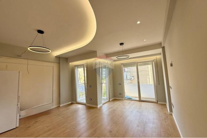 Tirane, jepet me qera apartament 2+1+Aneks+Ballkon , 79 m² 550 € (Brryli)