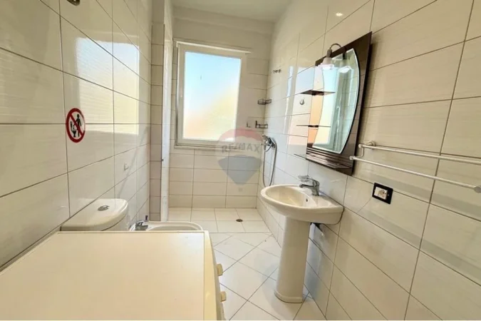 Tirane, jepet me qera apartament 2+1+Aneks+Ballkon , 79 m² 550 € (Brryli)