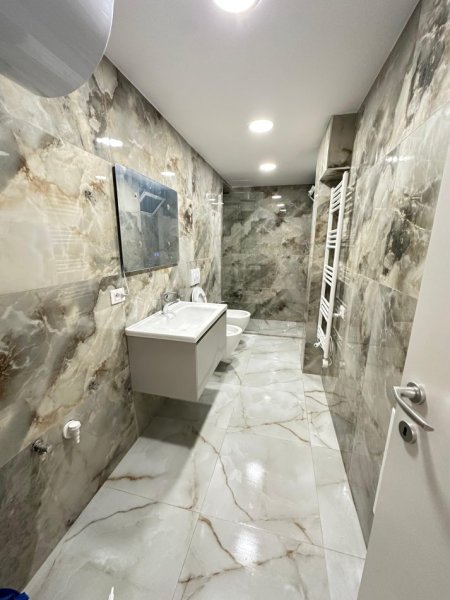 Tirane, shitet ambjent biznesi Kati 3, 97 m² (Blloku)