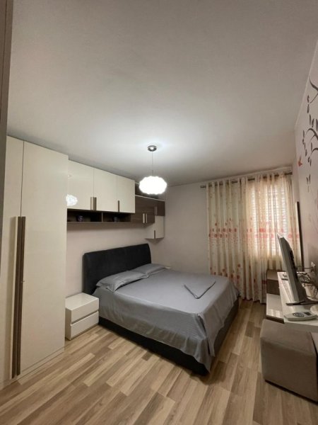 Tirane, jepet me qera apartament 2+1+Ballkon Kati 2, 110 m² 1.000 € (Mine Peza)
