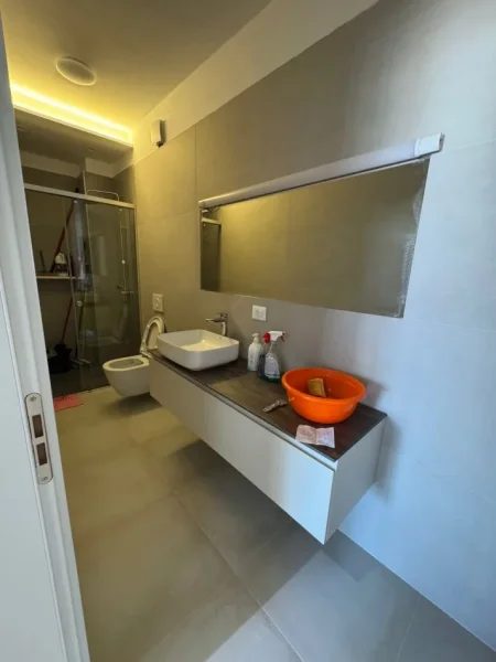 Tirane, jepet me qera 1+1 , 800 € (komuna e parisit)