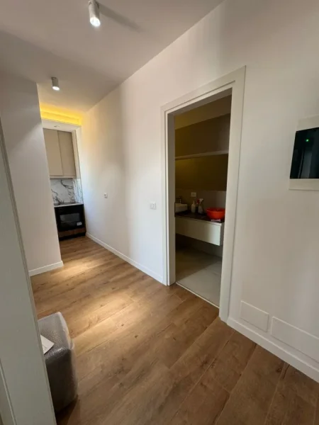 Tirane, jepet me qera 1+1 , 800 € (komuna e parisit)