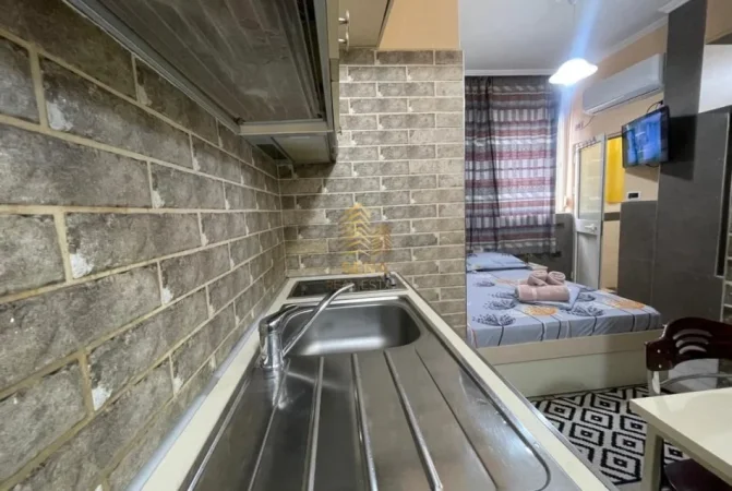 Tirane, jepet me qera garsonier 1+1 Kati 2, 35 m² 350 € (Rruga 5 Maj)