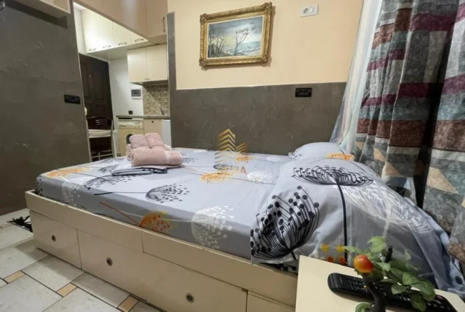 Tirane, jepet me qera garsonier 1+1 Kati 2, 35 m² 350 € (Rruga 5 Maj)