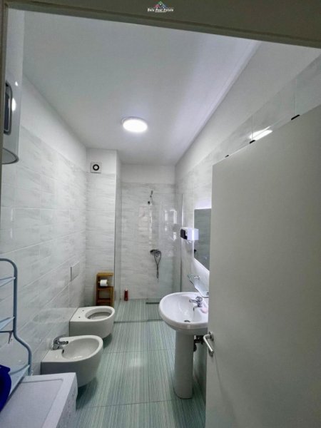 Tirane, jepet me qera apartament 2+1+Ballkon Kati 1, 95 m² 650 € (bulevardi i ri)