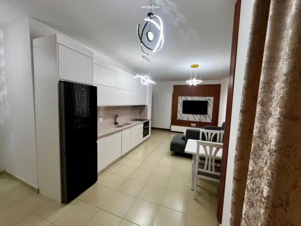 Tirane, jepet me qera apartament 2+1+Ballkon Kati 1, 95 m² 650 € (bulevardi i ri)