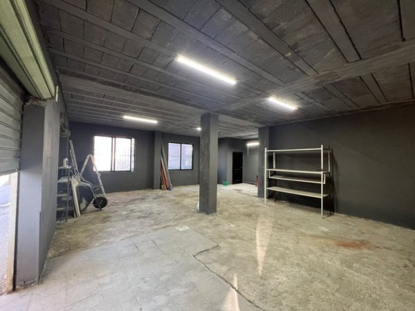 Tirane, jepet me qera magazine Kati 0, 120 m² 900 € (Laprake)