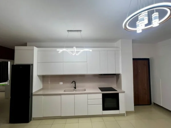 Tirane, jap me qera apartament 2+1+Ballkon Kati 1, 90 m² 650 € (bulevardi i ri)
