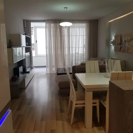 Tirane, jap me qera apartament 2+1+Ballkon Kati 2, 110 m² 1.000 € (mine peza)