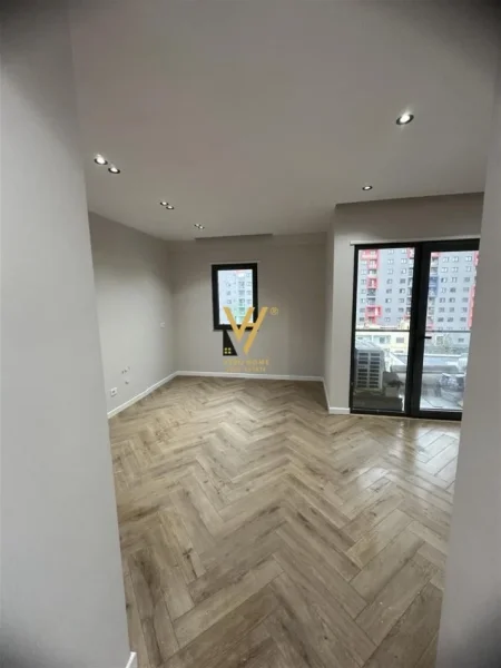 Tirane, jepet me qera zyre Kati 6, 126 m² 1.250 € (UNAZA E RE)