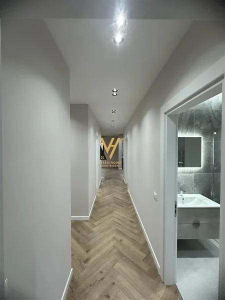 Tirane, jepet me qera zyre Kati 6, 126 m² 1.250 € (UNAZA E RE)