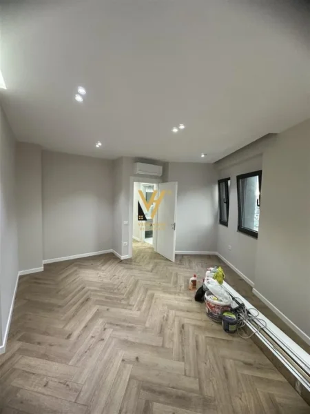 Tirane, jepet me qera zyre Kati 6, 126 m² 1.250 € (UNAZA E RE)