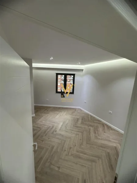 Tirane, jepet me qera zyre Kati 6, 126 m² 1.250 € (UNAZA E RE)