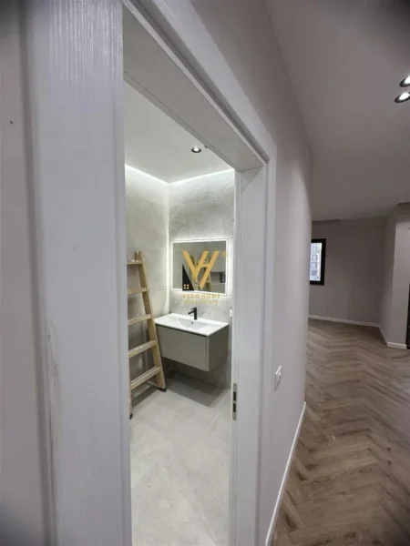 Tirane, jepet me qera zyre Kati 6, 126 m² 1.250 € (UNAZA E RE)