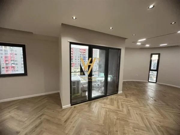 Tirane, jepet me qera zyre Kati 6, 126 m² 1.250 € (UNAZA E RE)
