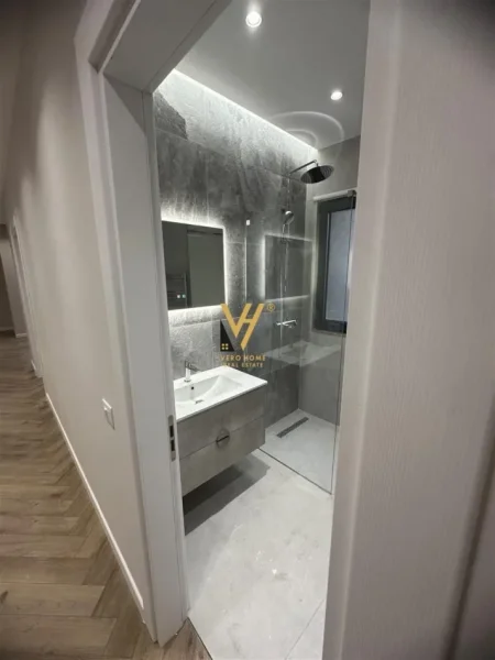 Tirane, jepet me qera zyre Kati 6, 126 m² 1.250 € (UNAZA E RE)