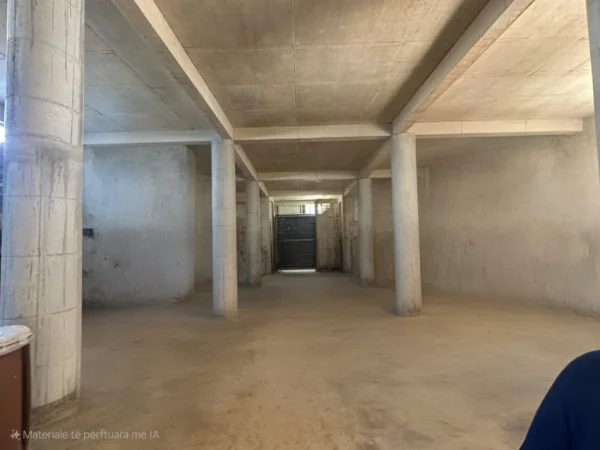 Tirane, jepet me qera magazine Kati 0, 1.400 m² 7.700 € (Top Channel)