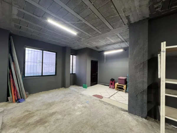 Tirane, jepet me qera magazine Kati 0, 1.400 m² 7.700 € (Top Channel)