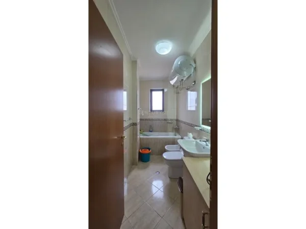 Tirane, jepet me qera apartament 3+1+Aneks+Ballkon Kati 8, 130 m² 1.000 € 