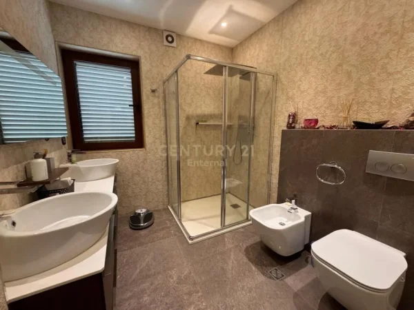 Tirane, jepet me qera apartament+verande | Penthouse 2+1+Aneks+Ballkon Kati 8, 310 m² 2.000 € 