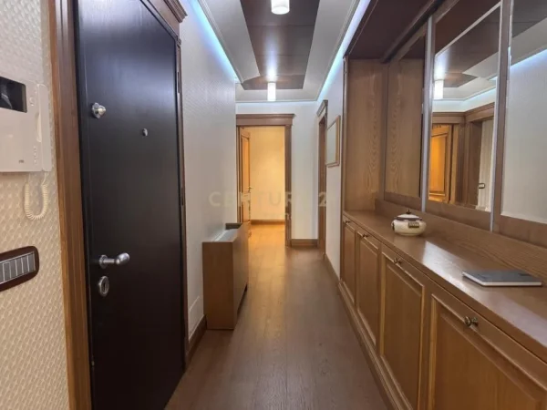 Tirane, jepet me qera apartament+verande | Penthouse 2+1+Aneks+Ballkon Kati 8, 310 m² 2.000 € 