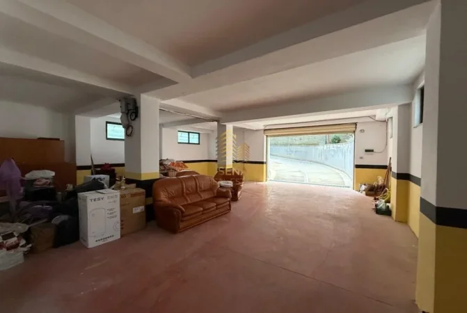 Tirane, jepet me qera magazine Kati -1, 180 m² 750 € (Kinostudio)