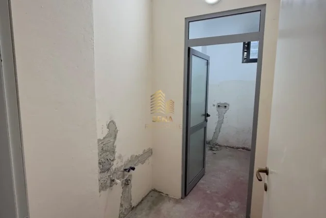 Tirane, jepet me qera magazine Kati -1, 180 m² 750 € (Kinostudio)