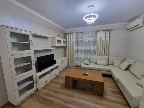 Tirane, jepet me qera apartament 2+1 Kati 3, 90 m² 600 € (Karburant Anel ,Supermarket Spar)