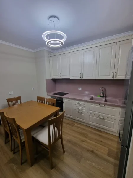 Tirane, jepet me qera apartament 2+1 Kati 3, 90 m² 600 € (Karburant Anel ,Supermarket Spar)