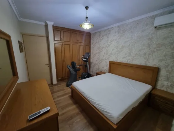 Tirane, jepet me qera apartament 2+1 Kati 3, 90 m² 600 € (Karburant Anel ,Supermarket Spar)