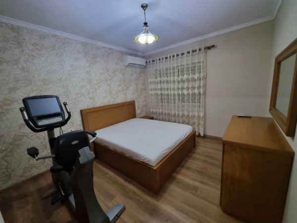 Tirane, jepet me qera apartament 2+1 Kati 3, 90 m² 600 € (Karburant Anel ,Supermarket Spar)