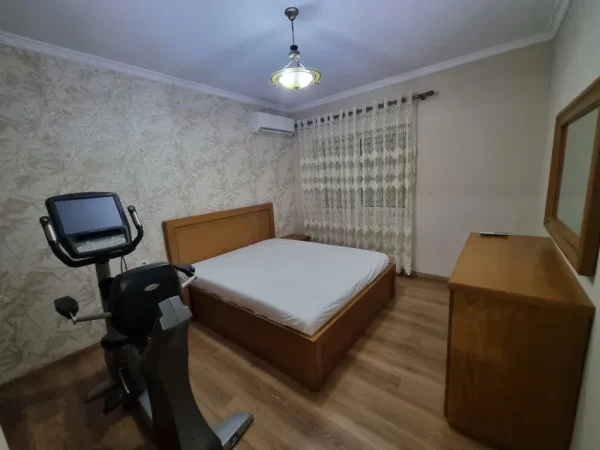 Tirane, jepet me qera apartament 2+1 Kati 3, 90 m² 600 € (Karburant Anel ,Supermarket Spar)